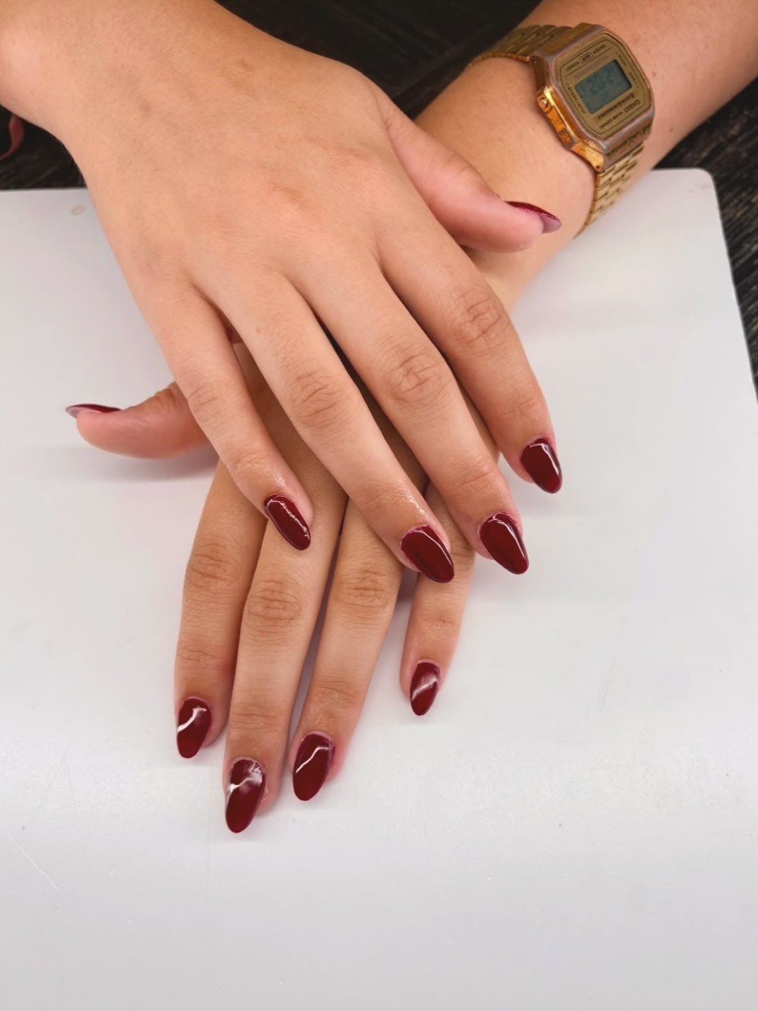 Bordeauxrode amandelvormige nagels