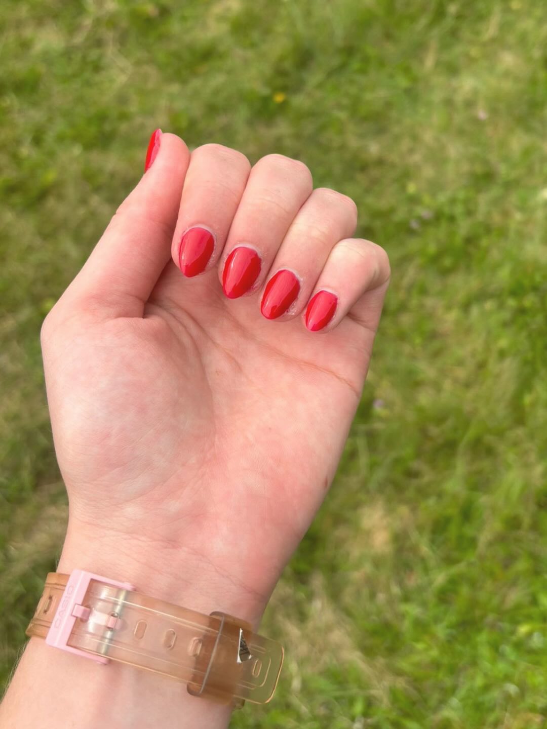 Rode gellak nagels in de tuin
